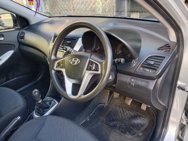 2012-Hyundai-Accent-16-GLS-Fluid image:6