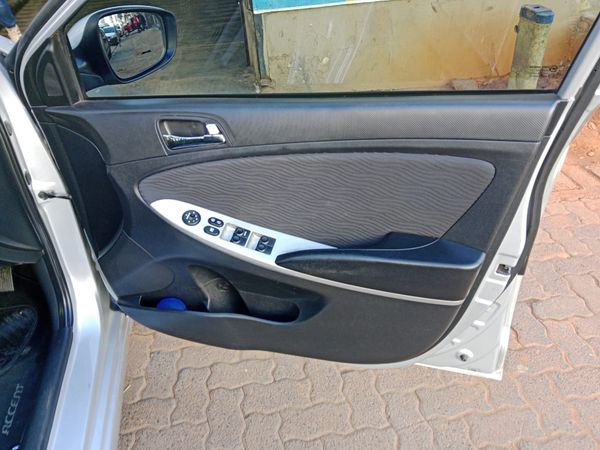 2012-Hyundai-Accent-16-GLS-Fluid image:8