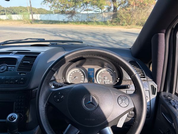 2011-Mercedes-Benz-Viano-30-CDI-Avantgarde-Auto image:8