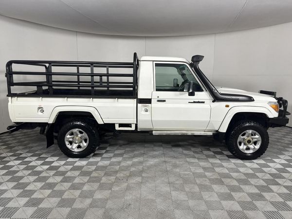 2016-Toyota-Land-Cruiser-79-45-D-Single-Cab image:13