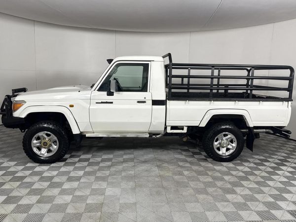 2016-Toyota-Land-Cruiser-79-45-D-Single-Cab image:15