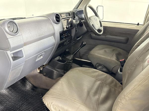 2016-Toyota-Land-Cruiser-79-45-D-Single-Cab image:6