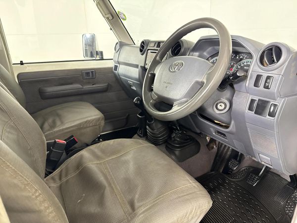 2016-Toyota-Land-Cruiser-79-45-D-Single-Cab image:7