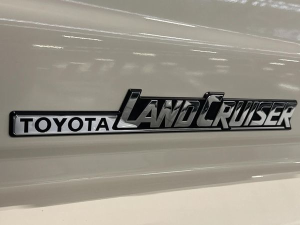 2016-Toyota-Land-Cruiser-79-45-D-Single-Cab image:8