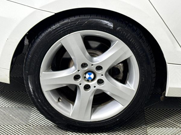 2008-BMW-1-Series-120i-5-dr image:7