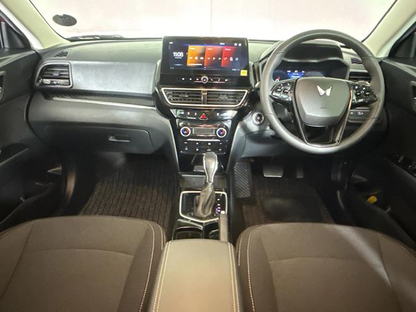 2026-Mahindra-XUV-3XO-12T-AX5-Auto image:1
