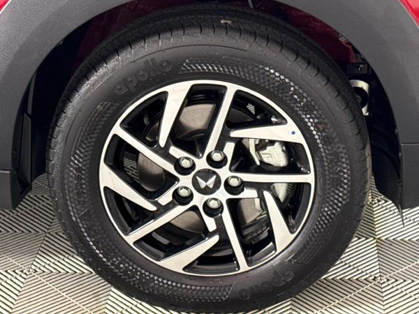 2026-Mahindra-XUV-3XO-12T-AX5-Auto image:5