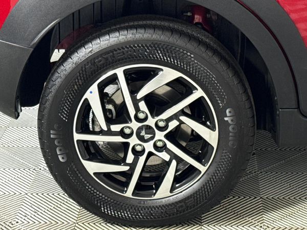 2026-Mahindra-XUV-3XO-12T-AX5-Auto image:7