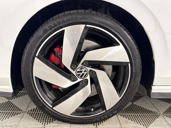 2024-Volkswagen-Golf-8-GTI-20-TSI-Auto image:4