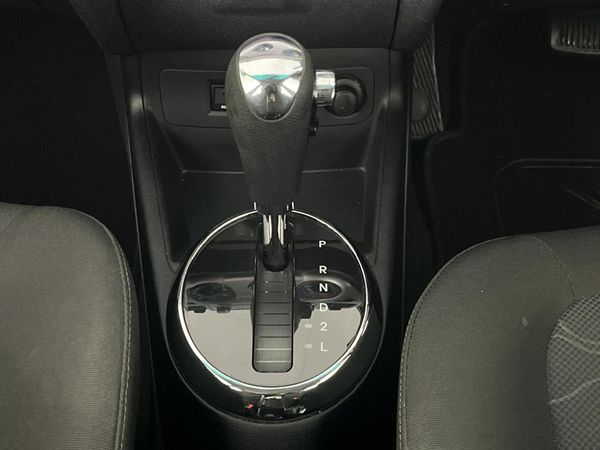 2010-Hyundai-i20-14-Auto image:10