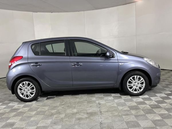 2010-Hyundai-i20-14-Auto image:16