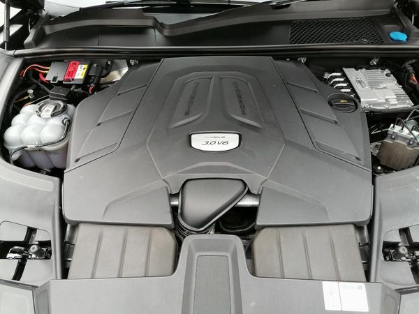 2022-Porsche-Cayenne-Coupe image:10