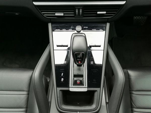 2022-Porsche-Cayenne-Coupe image:7