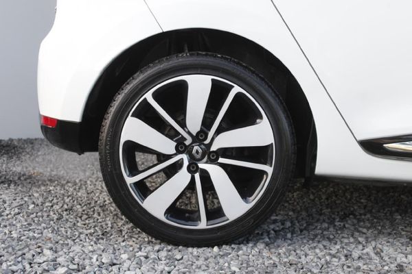 2013-Renault-Clio-IV-900T-Dynamique-5-dr-66kW image:9