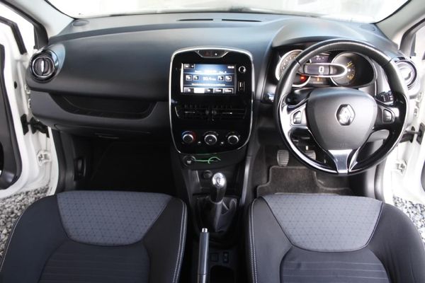 2013-Renault-Clio-IV-900T-Dynamique-5-dr-66kW image:13