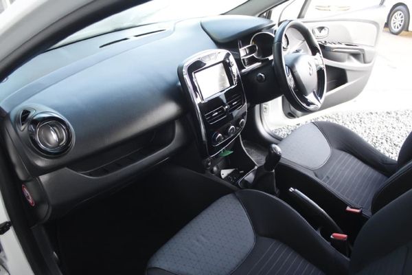 2013-Renault-Clio-IV-900T-Dynamique-5-dr-66kW image:14