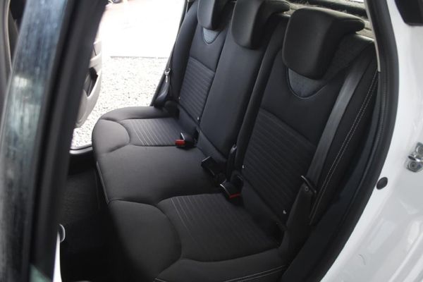 2013-Renault-Clio-IV-900T-Dynamique-5-dr-66kW image:16