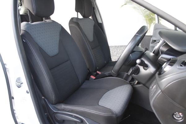2013-Renault-Clio-IV-900T-Dynamique-5-dr-66kW image:17