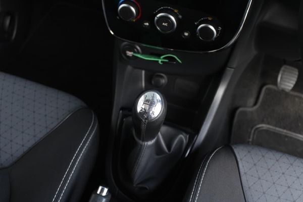 2013-Renault-Clio-IV-900T-Dynamique-5-dr-66kW image:18