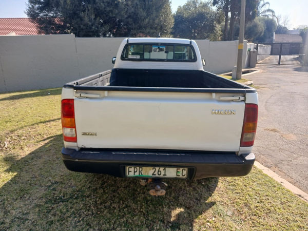2011-Toyota-Hilux-25-D-4D-SRX-Raised-Body-Single-Cab image:5