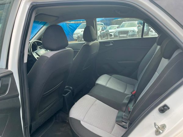 2015-Hyundai-i20-14-Fluid image:9