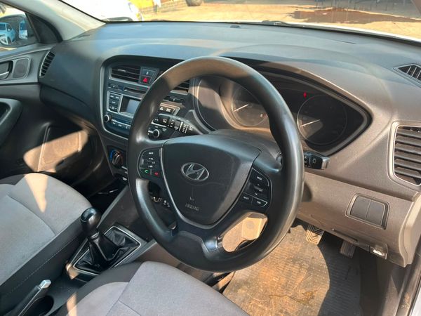 2015-Hyundai-i20-14-Fluid image:15