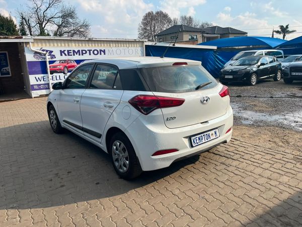2015-Hyundai-i20-14-Fluid image:3