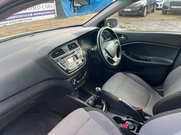 2015-Hyundai-i20-14-Fluid image:8