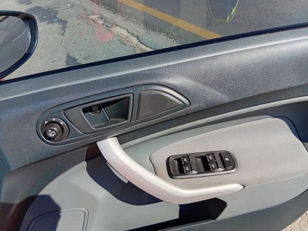 2011-Ford-Fiesta-16-Sport-5-dr image:14