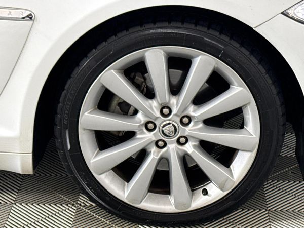 2012-Jaguar-XF-22-D-Premium-Luxury image:4