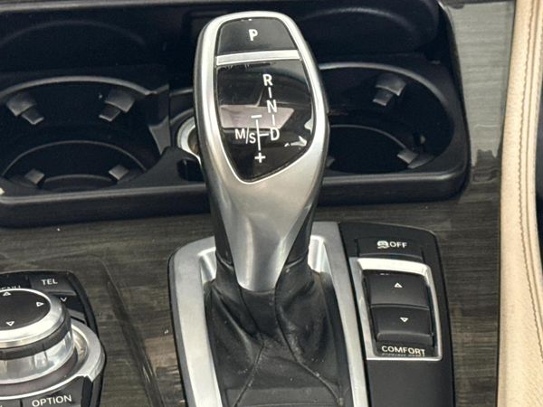 2013-BMW-5-Series-528i-Luxury-Auto image:10