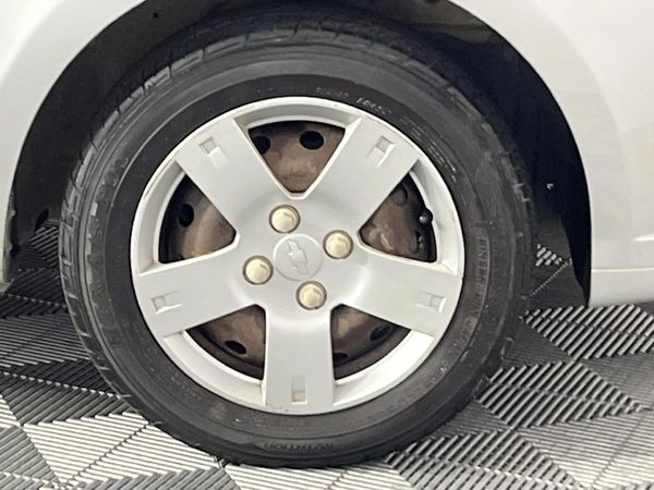 2013-Chevrolet-Aveo-16-L-Hatch image:5