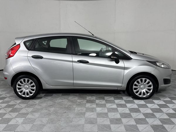 2016-Ford-Fiesta-10-EcoBoost-Ambiente-Auto-5-dr image:16