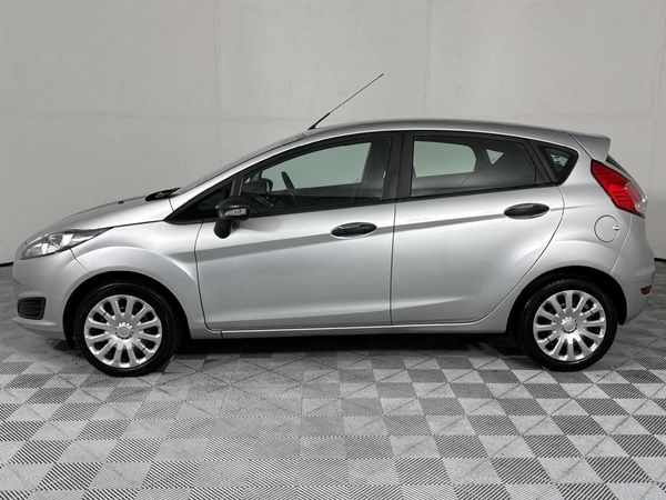 2016-Ford-Fiesta-10-EcoBoost-Ambiente-Auto-5-dr image:18
