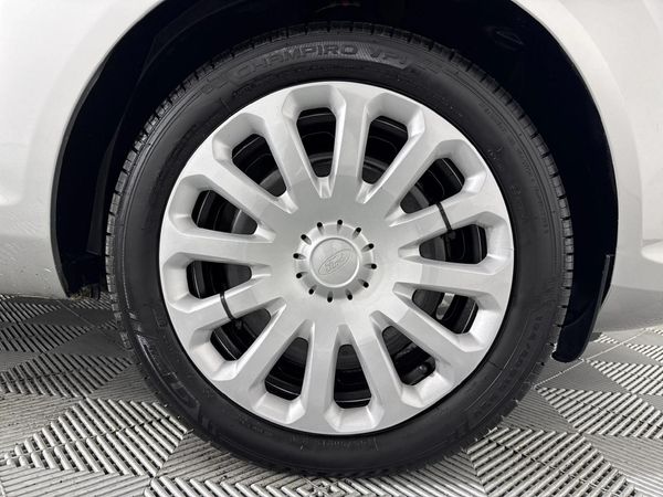 2016-Ford-Fiesta-10-EcoBoost-Ambiente-Auto-5-dr image:5
