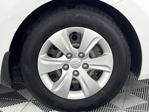 2013-Hyundai-Elantra-16-GLS-Premium image:5