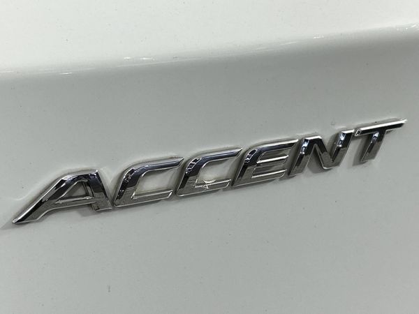2015-Hyundai-Accent-16-Fluid-5-dr image:10