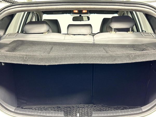 2015-Hyundai-Accent-16-Fluid-5-dr image:13