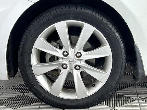 2015-Hyundai-Accent-16-Fluid-5-dr image:4