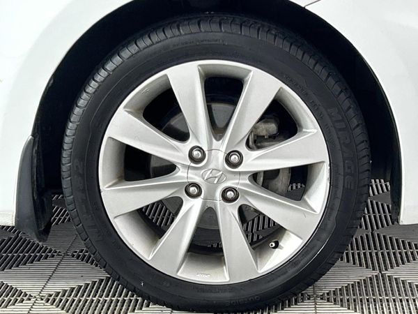 2015-Hyundai-Accent-16-Fluid-5-dr image:5