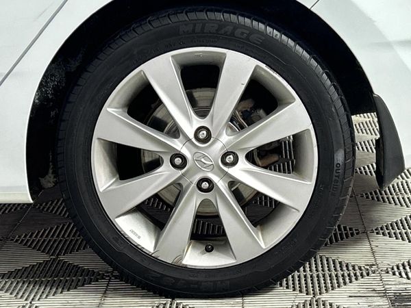 2015-Hyundai-Accent-16-Fluid-5-dr image:6