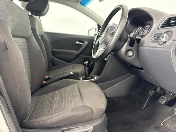 2012-Volkswagen-Polo-14-Comfortline-5-dr image:9