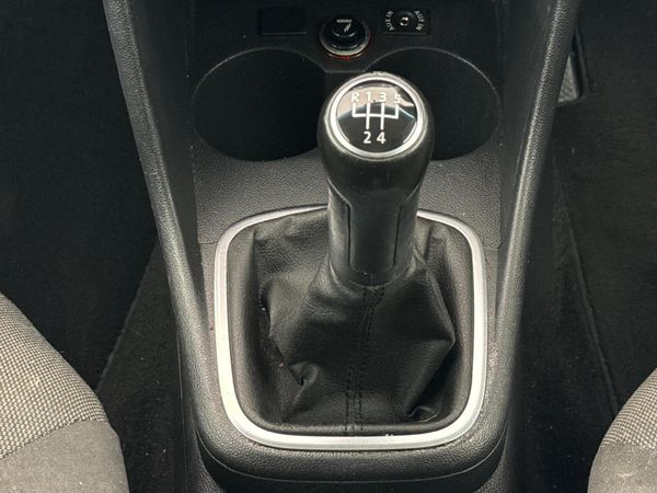 2012-Volkswagen-Polo-14-Comfortline-5-dr image:10