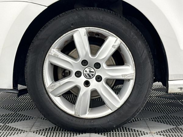 2012-Volkswagen-Polo-14-Comfortline-5-dr image:4