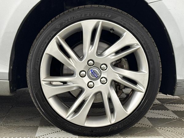 2016-Volvo-V40-T4-Inscription image:4