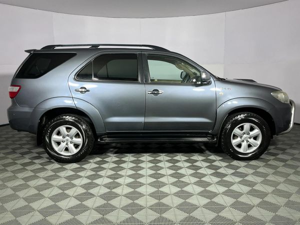 2011-Toyota-Fortuner-30-D-4D-Raised-Body image:16
