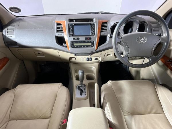 2011-Toyota-Fortuner-30-D-4D-Raised-Body image:1