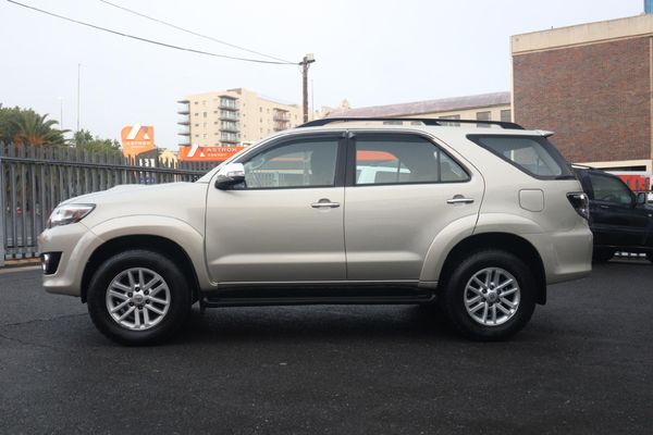 2015-Toyota-Fortuner-25-D-4D-Raised-Body-Auto image:3