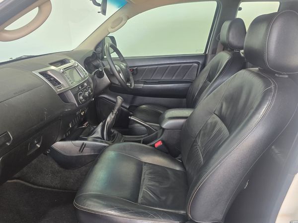 2015-Toyota-Hilux-30-D-4D-Legend-45-Xtra-Cab image:11