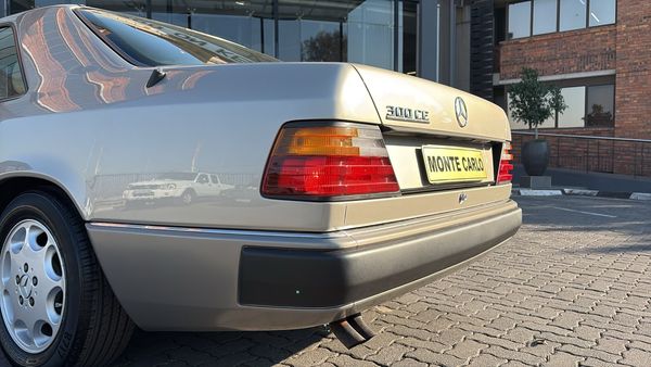 1989-Mercedes-Benz-E-Class-300-CE-Coupe-Auto image:11